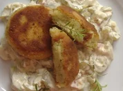 Kartoffelfrikadellen mit lauwarmem Gurkensalat - Rezept