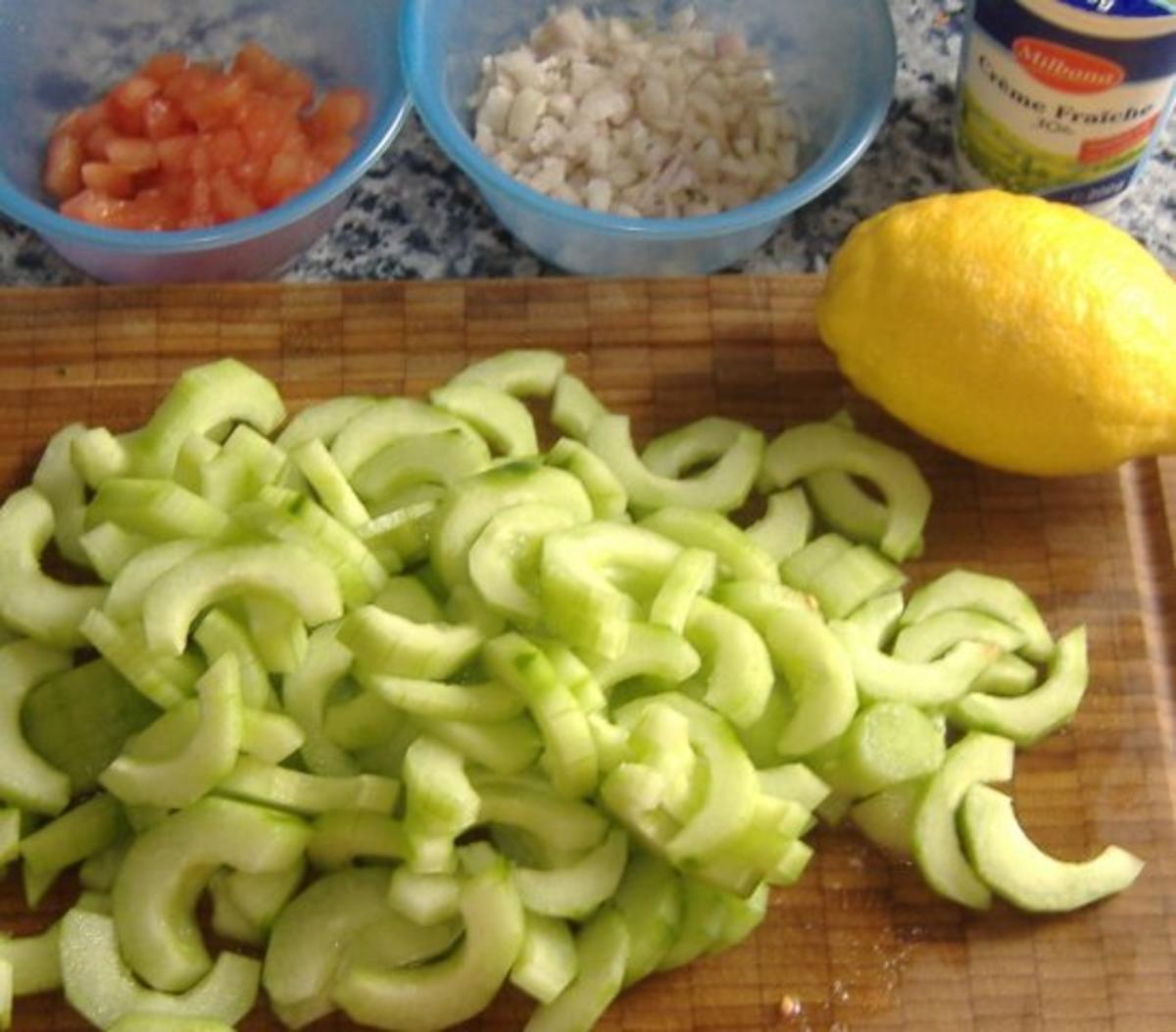 Kartoffelfrikadellen mit lauwarmem Gurkensalat - Rezept - Bild Nr. 2