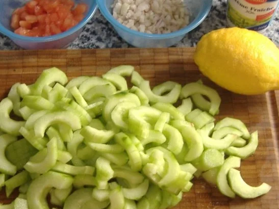 Kartoffelfrikadellen mit lauwarmem Gurkensalat - Rezept - Bild Nr. 2