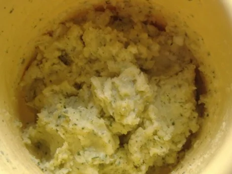 Kartoffelfrikadellen mit lauwarmem Gurkensalat - Rezept - Bild Nr. 4