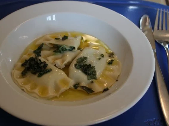 Rezept: Pasta: Schlutzkrapfen mit Salbeibutter Bild Nr. 2 Pasta: Schlutzkrapfen mit Salbeibutter - Rezept - Bild Nr. 2