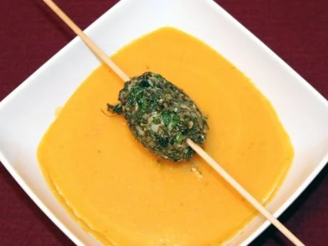 Rezept: Orangen-Karottencremespüppchen mit Jakobsmuscheln Orangen-Karottencremespüppchen mit Jakobsmuscheln - Rezept