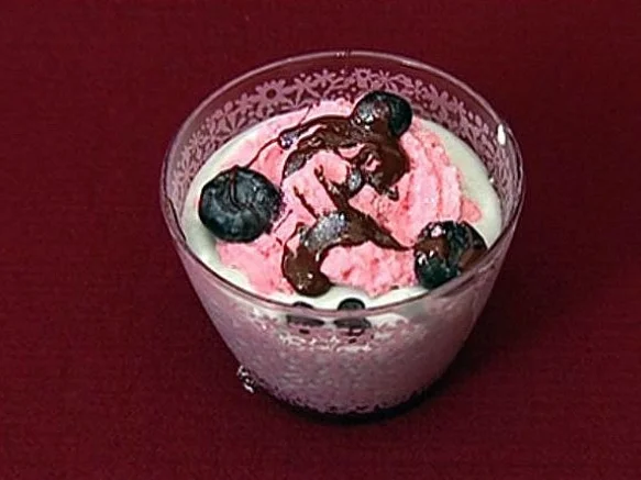 Mascarponecreme mit Heidelbeeren und Chili-Schokolade (Jimi Blue Ochsenknecht) - Rezept