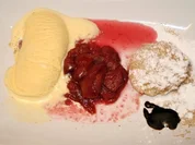 In Semmelbrösel geschwenkte Topfenknödel mit Zwetschgen-Gröstl und Vanilleeis - Rezept