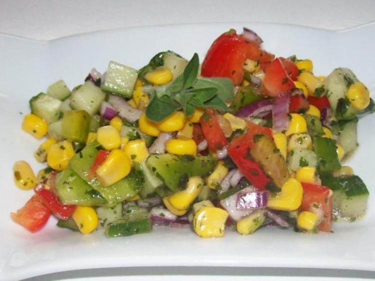 Bunter gemischter Salat mit Honig-Senf-Dressing - Rezept