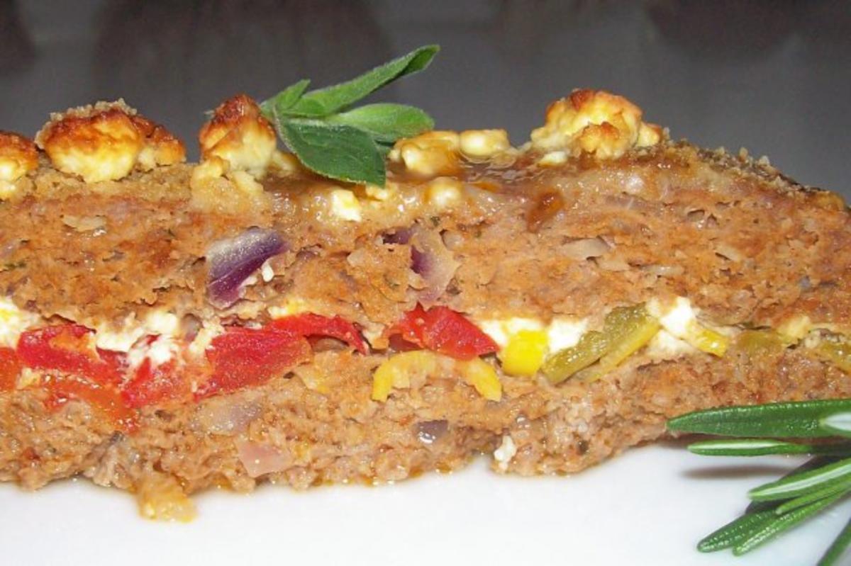 Geschichteter Hackbraten mit Paprika-Feta-Füllung - Rezept - kochbar.de