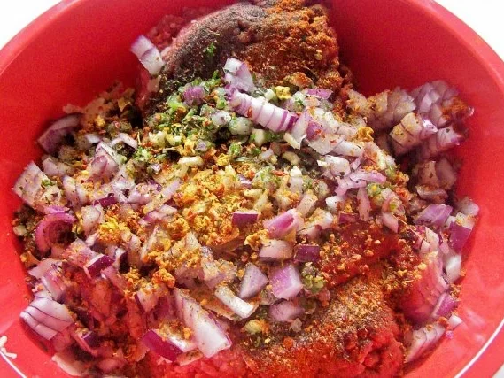 Geschichteter Hackbraten mit Paprika-Feta-Füllung - Rezept - Bild Nr. 2