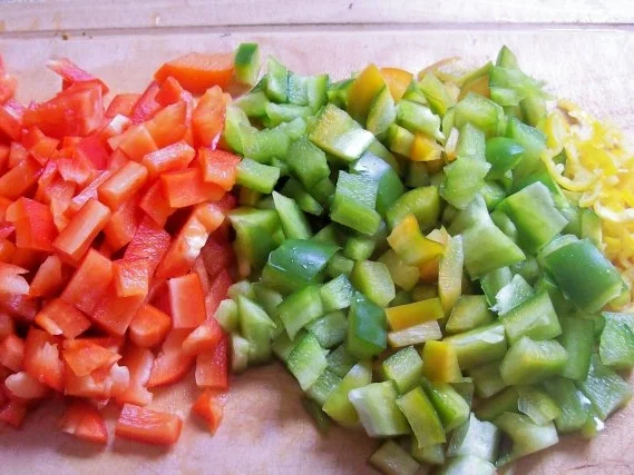 Geschichteter Hackbraten mit Paprika-Feta-Füllung - Rezept - Bild Nr. 3