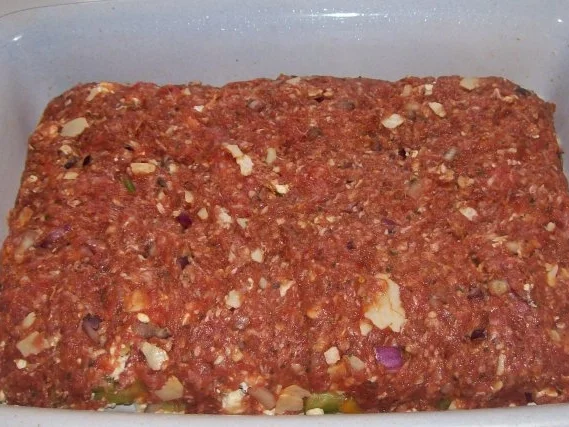 Geschichteter Hackbraten mit Paprika-Feta-Füllung - Rezept - Bild Nr. 6