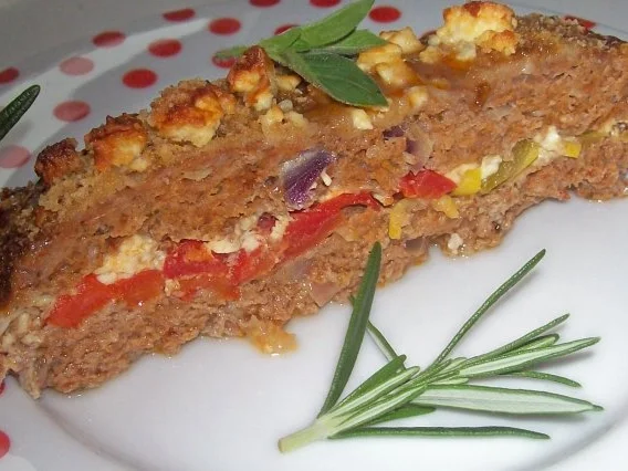 Geschichteter Hackbraten mit Paprika-Feta-Füllung - Rezept - Bild Nr. 11