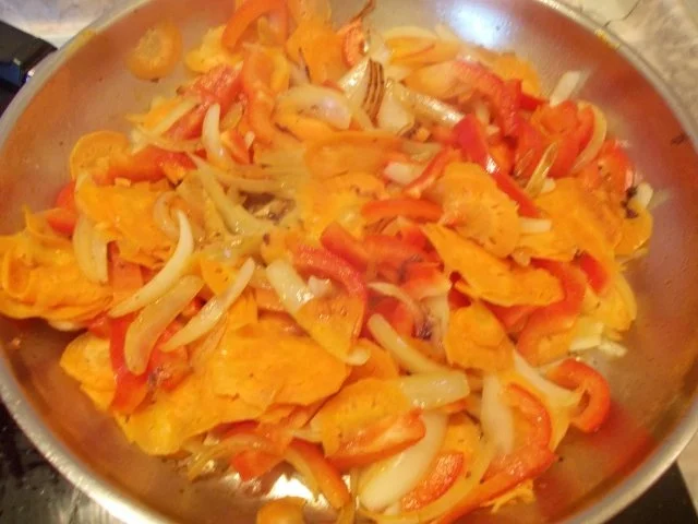 ÜBERBACKENE HÄHNCHENBRUST mit AJVAR-SAHNE - Rezept - Bild Nr. 3