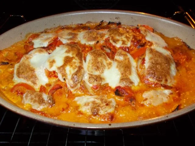 ÜBERBACKENE HÄHNCHENBRUST mit AJVAR-SAHNE - Rezept