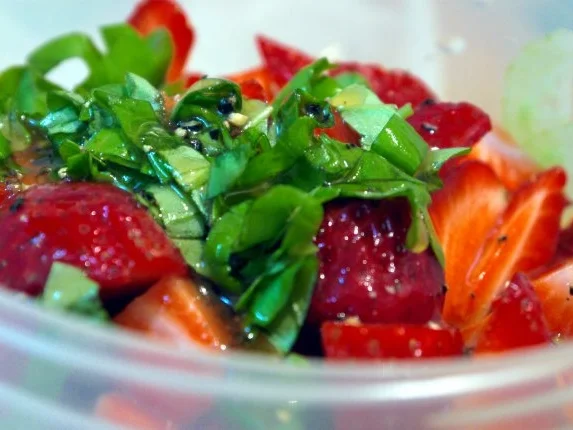 Gurken-Erdbeer-Salat - Rezept - Bild Nr. 9