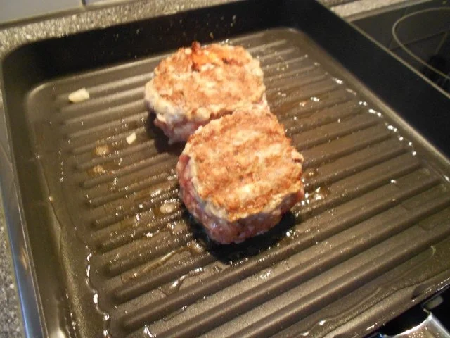 Bifteki/Pljeskavica Frikadellensteak mit Schafskäse - Rezept - Bild Nr. 5