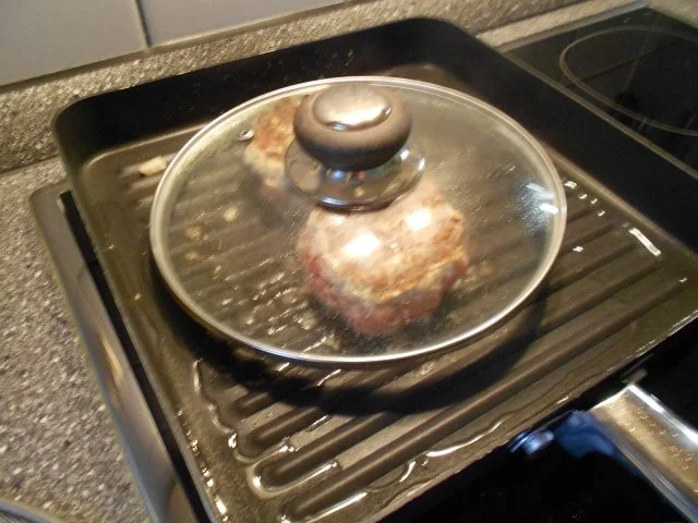 Bifteki/Pljeskavica Frikadellensteak mit Schafskäse - Rezept - Bild Nr. 6