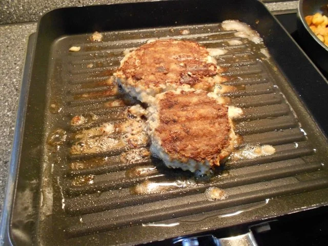 Bifteki/Pljeskavica Frikadellensteak mit Schafskäse - Rezept - Bild Nr. 7