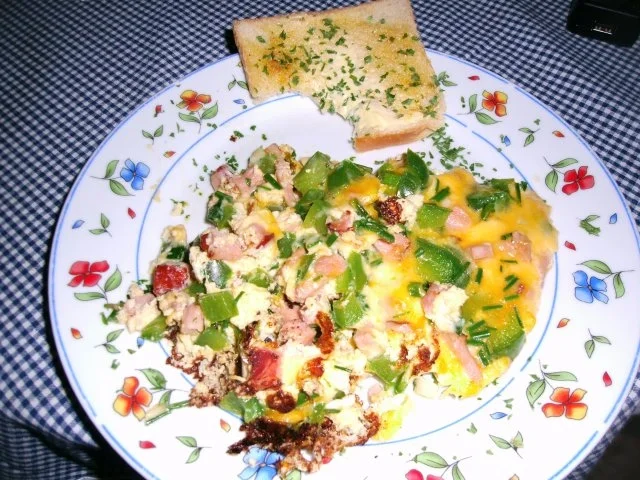 Rührei mit Kasseler , jungen Zwiebeln und Paprika - Rezept