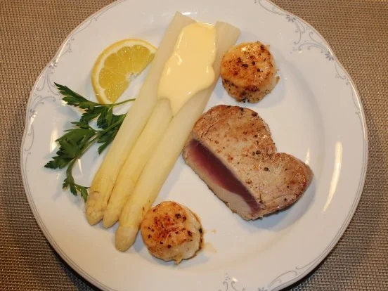 Thunfischstaek mit feinem Spargeel - Rezept