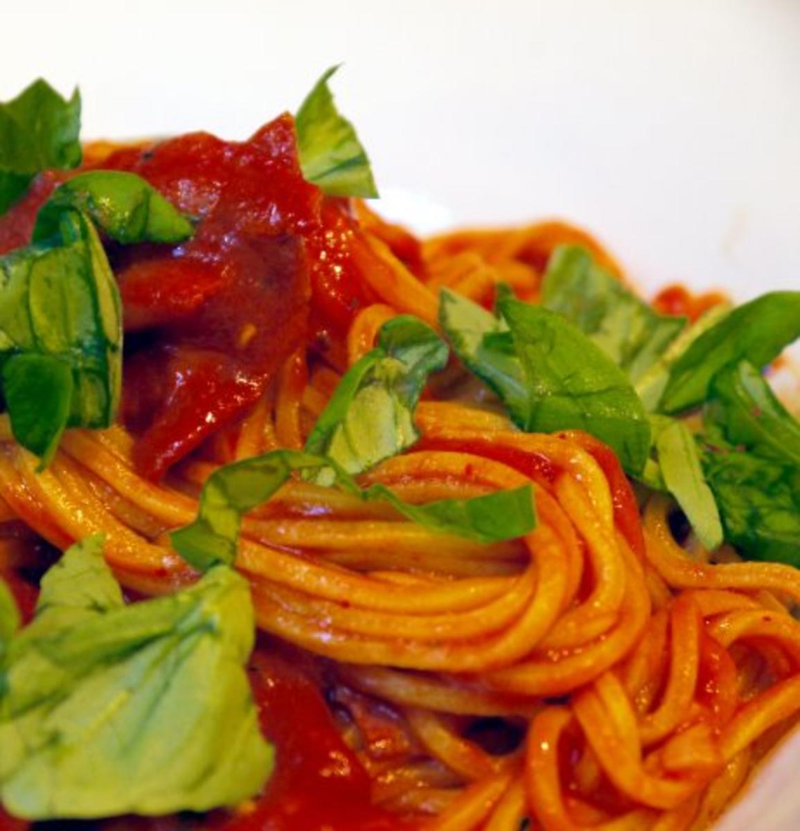 Bilder für Selbstgemachte Spaghetti mit Chorizo-Tomaten-Sauce - Rezept