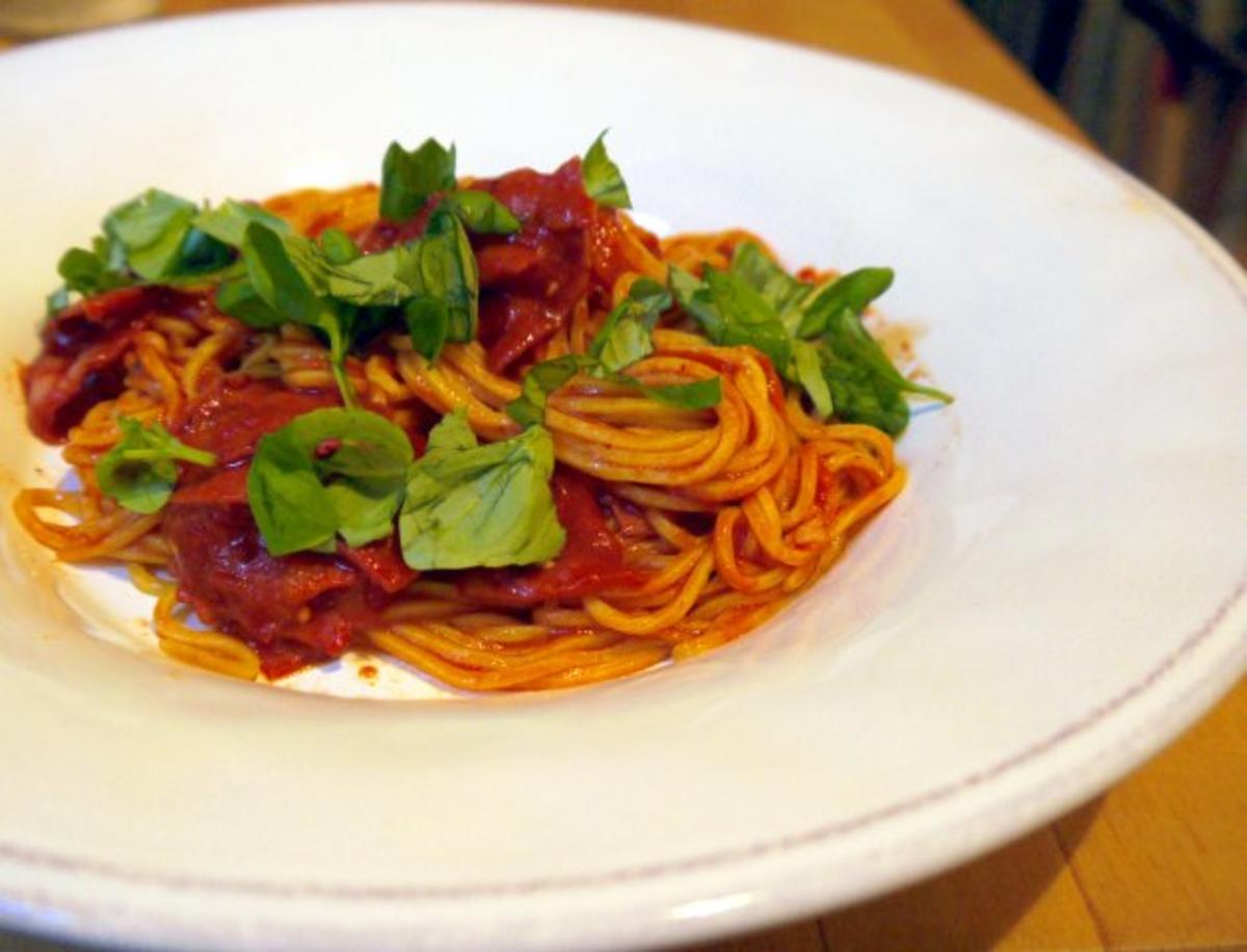 Selbstgemachte Spaghetti mit Chorizo-Tomaten-Sauce - Rezept - kochbar.de
