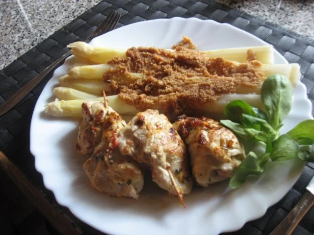 Rezept: Putenröllchen mit Spargel Putenröllchen mit Spargel - Rezept