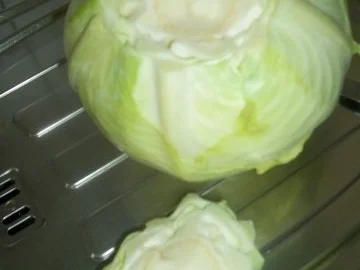 Kohlrouladen mit Rinderhack auf einem Bett von Rahmkohl - Rezept - Bild Nr. 2