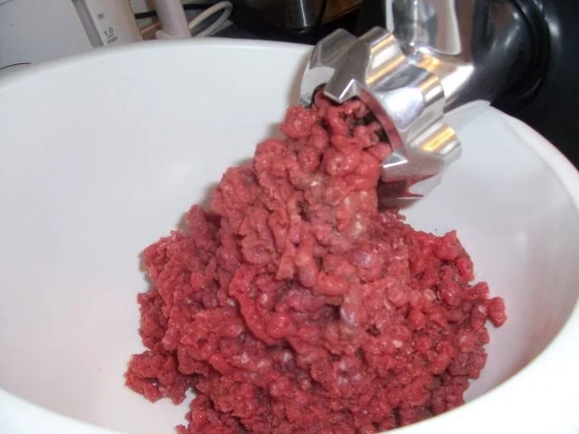 Kohlrouladen mit Rinderhack auf einem Bett von Rahmkohl - Rezept - Bild Nr. 6