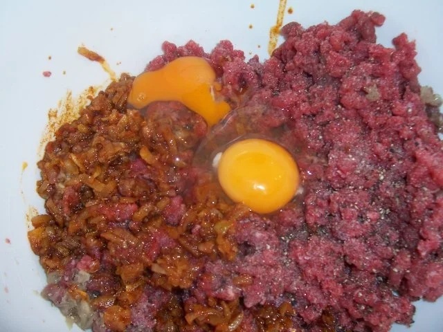 Kohlrouladen mit Rinderhack auf einem Bett von Rahmkohl - Rezept - Bild Nr. 7