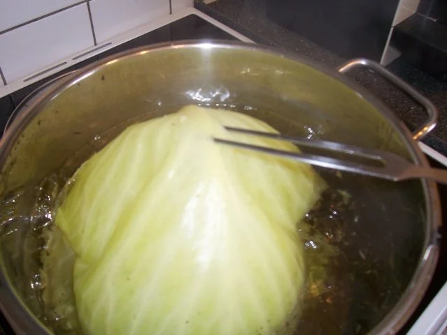 Kohlrouladen mit Rinderhack auf einem Bett von Rahmkohl - Rezept - Bild Nr. 9