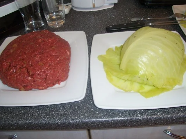 Kohlrouladen mit Rinderhack auf einem Bett von Rahmkohl - Rezept ...