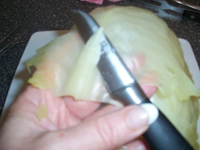 Kohlrouladen mit Rinderhack auf einem Bett von Rahmkohl - Rezept - Bild Nr. 11