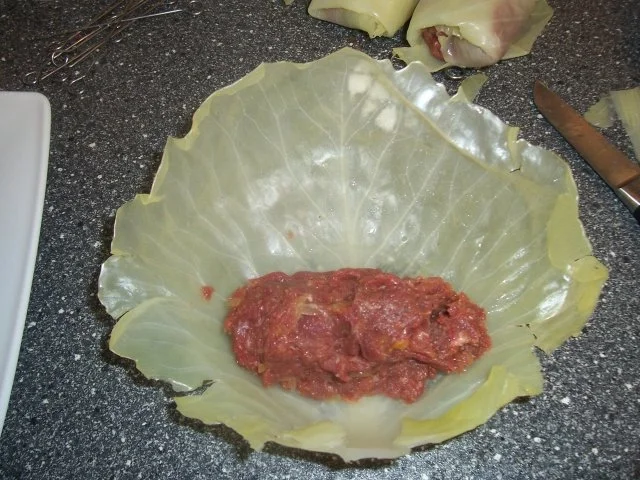 Kohlrouladen mit Rinderhack auf einem Bett von Rahmkohl - Rezept - Bild Nr. 12