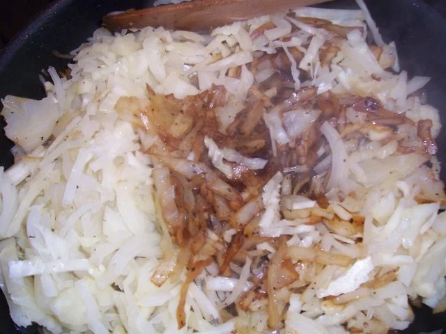 Kohlrouladen mit Rinderhack auf einem Bett von Rahmkohl - Rezept - Bild Nr. 17