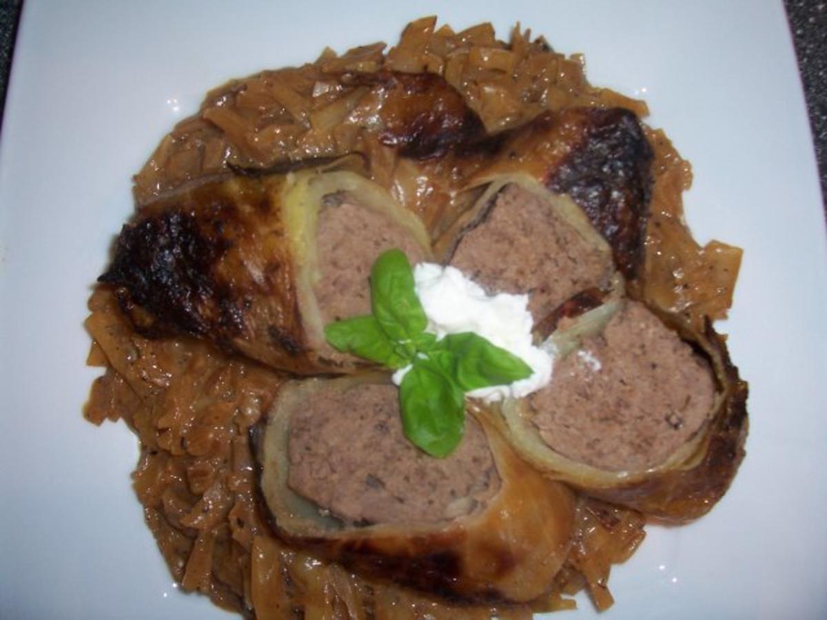 Kohlrouladen mit Rinderhack auf einem Bett von Rahmkohl - Rezept ...