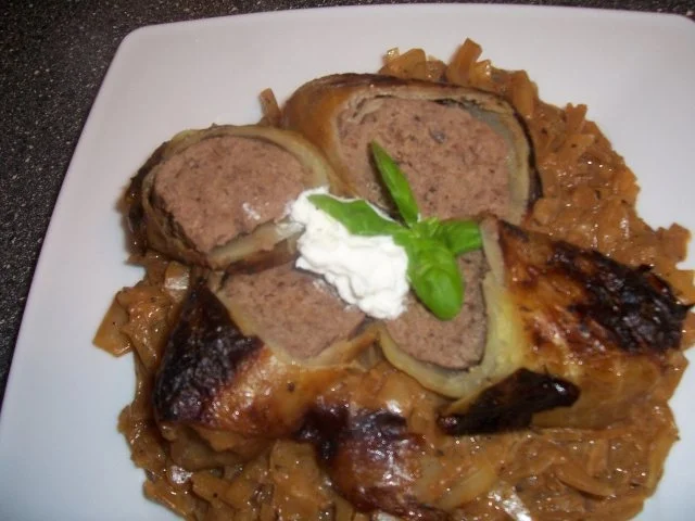 Kohlrouladen mit Rinderhack auf einem Bett von Rahmkohl - Rezept - Bild Nr. 20