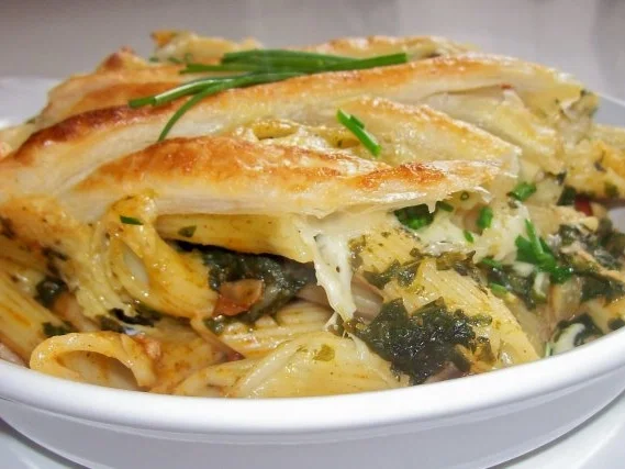 Rezept: Nudel-Spinat-Auflauf mit Käse-Blätterteig-Kruste Nudel-Spinat-Auflauf mit Käse-Blätterteig-Kruste - Rezept