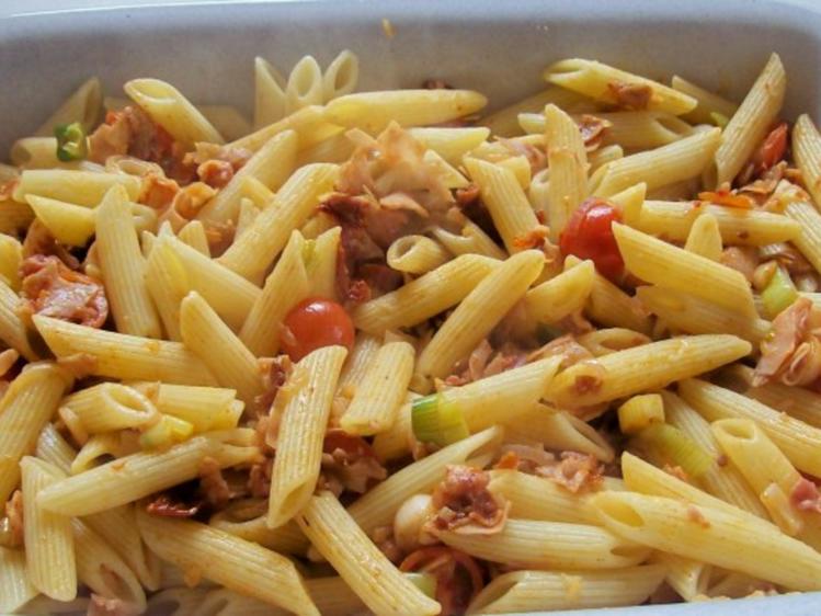 Nudel Spinat Auflauf mit Käse Blätterteig Kruste - einfach - 75 kcal/100g