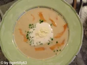 Rezept: Apfel-Meerrettich-Suppe mit Lachsstreifen Apfel-Meerrettich-Suppe mit Lachsstreifen - Rezept