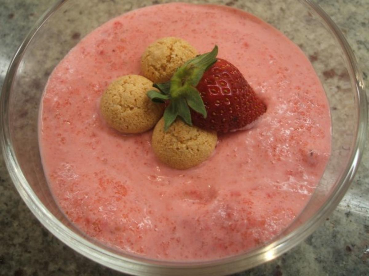 Dessert: Erdbeer-Joghurt-Creme auf Amarettini - Rezept