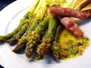 Spargel an Vinaigrette und Knusper Schinken-Kaese-Rollen - Rezept