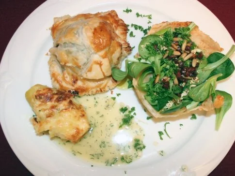 Fisch Wellington, dazu gefüllte Kartoffel in Dill-Limettensoße - Rezept