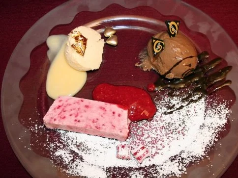 Rezept: Schwarz, Rot, Gold - Mousse au Chocolat, Himbeerparfait und Vanillecreme Schwarz, Rot, Gold - Mousse au Chocolat, Himbeerparfait und Vanillecreme - Rezept