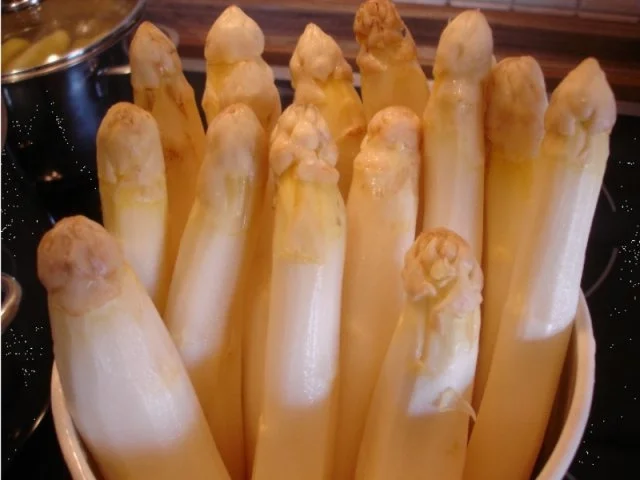 Paniertes Rindersteak mit Spargel, Kartoffelrollen und zerlassener Butter - Rezept - Bild Nr. 5