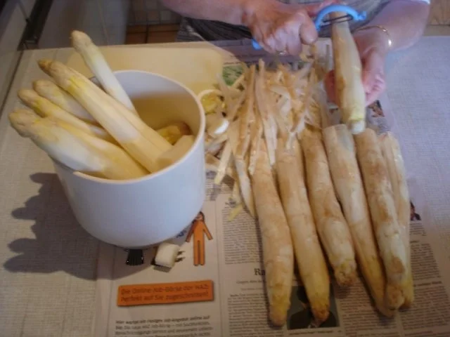 Paniertes Rindersteak mit Spargel, Kartoffelrollen und zerlassener Butter - Rezept - Bild Nr. 4