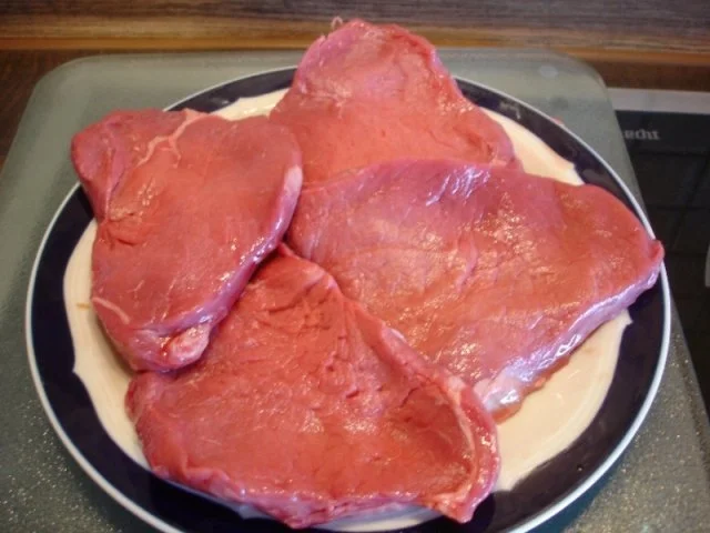 Paniertes Rindersteak mit Spargel, Kartoffelrollen und zerlassener Butter - Rezept - Bild Nr. 2