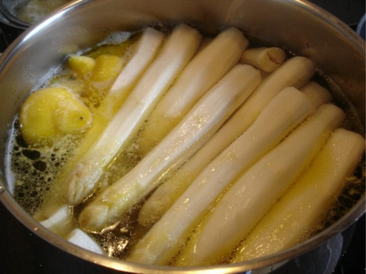Paniertes Rindersteak mit Spargel, Kartoffelrollen und zerlassener Butter - Rezept - Bild Nr. 6