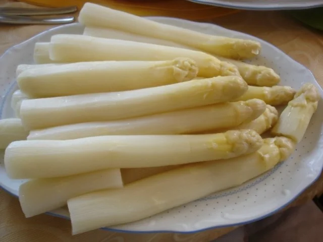 Paniertes Rindersteak mit Spargel, Kartoffelrollen und zerlassener Butter - Rezept - Bild Nr. 7