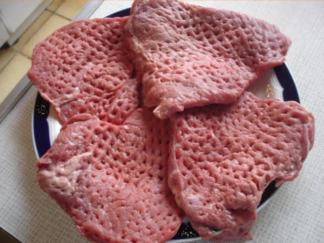 Paniertes Rindersteak mit Spargel, Kartoffelrollen und zerlassener Butter - Rezept - Bild Nr. 9