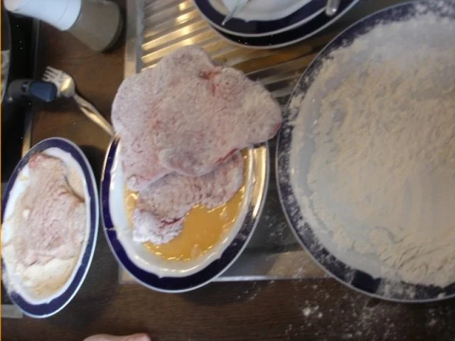 Paniertes Rindersteak mit Spargel, Kartoffelrollen und zerlassener Butter - Rezept - Bild Nr. 10