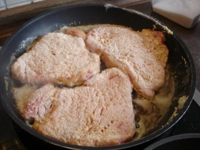 Paniertes Rindersteak mit Spargel, Kartoffelrollen und zerlassener Butter - Rezept - Bild Nr. 11